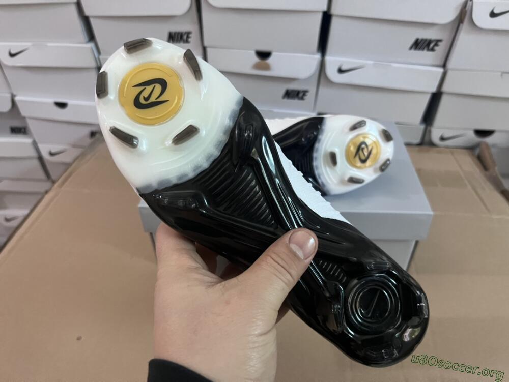 Nike Phantom Luna Elite Low FG Football Boots - White/Black/Gold